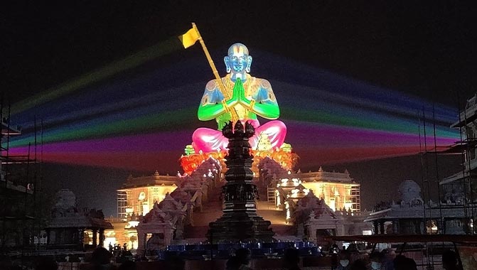 The 216-foot-tall Statue of Equality is illuminated by eight Christie Crimson Series laser projectors. Photo courtesy of Tricolor India Schauspiel 