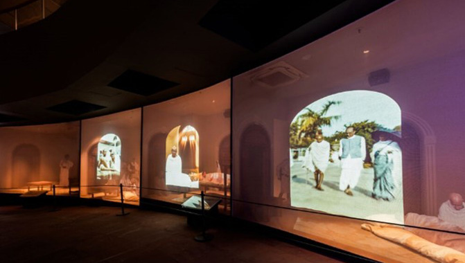 DWU630-GS projectors provide translucent screen projections in another gallery, supporting the display of full-sized sculptures (right).