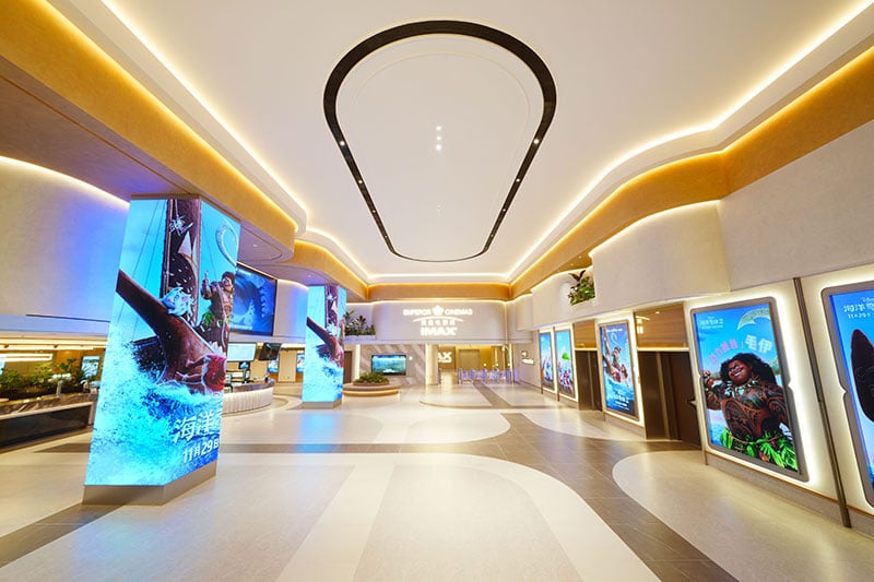 Emperor Cinemas has created a spacious, upscale lobby at its Sanlitun flagship to enhance the moviegoing experience with added cultural and service features.  
